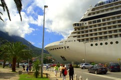 Κρουαζιερόπλοιο στην πόλης οδό Kotor, Μαυροβούνιο στοκ φωτογραφία με δικαίωμα ελεύθερης χρήσης Κρουαζιερόπλοιο στην πόλης οδό Kotor, Μαυροβούνιο στοκ φωτογραφία με δικαίωμα ελεύθερης χρήσης