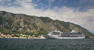 Κρουαζιερόπλοιο στον κόλπο ενάντια στο σκηνικό των βουνών στοκ φωτογραφίες Κρουαζιερόπλοιο στον κόλπο ενάντια στο σκηνικό των βουνών στοκ φωτογραφίες
