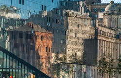 Κτήριο που απεικονίζεται στον τοίχο προσόψεων γυαλιού του κτηρίου, έννοια αρχιτεκτονικής στοκ εικόνες Κτήριο που απεικονίζεται στον τοίχο προσόψεων γυαλιού του κτηρίου, έννοια αρχιτεκτονικής στοκ εικόνες