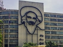 Κτήριο Υπουργείου πληροφοριών με ένα μνημείο χάλυβα στον κουβανικό πρωθυπουργό Fidel Alejandro Castro Ruz - τετράγωνο επαναστάσεω στοκ εικόνα Κτήριο Υπουργείου πληροφοριών με ένα μνημείο χάλυβα στον κουβανικό πρωθυπουργό Fidel Alejandro Castro Ruz - τετράγωνο επαναστάσεω στοκ εικόνα