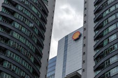 Κτίριο γραφείων της Shell, που περιβάλλεται από τους ουρανοξύστες στοκ φωτογραφία με δικαίωμα ελεύθερης χρήσης Κτίριο γραφείων της Shell, που περιβάλλεται από τους ουρανοξύστες στοκ φωτογραφία με δικαίωμα ελεύθερης χρήσης