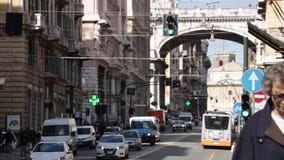 Κυκλοφορία των οχημάτων και των πεζών απόθεμα βίντεο Κυκλοφορία των οχημάτων και των πεζών απόθεμα βίντεο