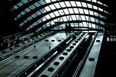 Κυλιόμενη σκάλα στον υπόγειο σταθμό Canary Wharf στοκ εικόνα με δικαίωμα ελεύθερης χρήσης Κυλιόμενη σκάλα στον υπόγειο σταθμό Canary Wharf στοκ εικόνα με δικαίωμα ελεύθερης χρήσης