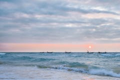 Κυματίζοντας βάρκες στη θάλασσα του νησιού Weizhou, Beihai, Guangxi, Κίνα στοκ εικόνες Κυματίζοντας βάρκες στη θάλασσα του νησιού Weizhou, Beihai, Guangxi, Κίνα στοκ εικόνες