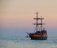 Κυματισμός στη βάρκα μετά από την ανατολή στοκ φωτογραφία με δικαίωμα ελεύθερης χρήσης Κυματισμός στη βάρκα μετά από την ανατολή στοκ φωτογραφία με δικαίωμα ελεύθερης χρήσης