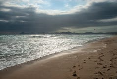 Κυματωγές Kitesurfer με έναν κόκκινο ικτίνο στην παραλία της Μαγιόρκα στοκ εικόνες Κυματωγές Kitesurfer με έναν κόκκινο ικτίνο στην παραλία της Μαγιόρκα στοκ εικόνες