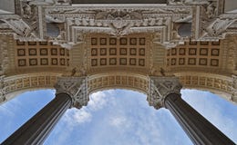 Κυρία είσοδος στη βασιλική της Notre Dame de Fourviere στην πόλη της Λυών στοκ εικόνες Κυρία είσοδος στη βασιλική της Notre Dame de Fourviere στην πόλη της Λυών στοκ εικόνες