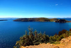 Κόλπος Titicaca λιμνών στο copacabana στο πανόραμα βουνών της Βολιβίας στοκ φωτογραφίες με δικαίωμα ελεύθερης χρήσης Κόλπος Titicaca λιμνών στο copacabana στο πανόραμα βουνών της Βολιβίας στοκ φωτογραφίες με δικαίωμα ελεύθερης χρήσης