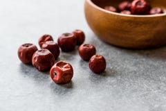 Κόκκινα Jujube φρούτα στο ξύλινα κύπελλο/Hunnap στοκ εικόνες Κόκκινα Jujube φρούτα στο ξύλινα κύπελλο/Hunnap στοκ εικόνες