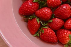 Κόκκινα strawberies του διαφορετικού μεγέθους στο πιάτο στοκ φωτογραφία με δικαίωμα ελεύθερης χρήσης Κόκκινα strawberies του διαφορετικού μεγέθους στο πιάτο στοκ φωτογραφία με δικαίωμα ελεύθερης χρήσης