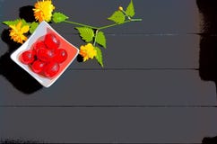 Κόκκινα αυγά Πάσχας σοκολάτας και κίτρινα λουλούδια με το σκοτεινό ξύλινο υπόβαθρο στοκ φωτογραφίες Κόκκινα αυγά Πάσχας σοκολάτας και κίτρινα λουλούδια με το σκοτεινό ξύλινο υπόβαθρο στοκ φωτογραφίες