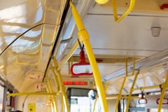 Κόκκινα κιγκλιδώματα σε ένα κενό λεωφορείο στοκ εικόνα Κόκκινα κιγκλιδώματα σε ένα κενό λεωφορείο στοκ εικόνα
