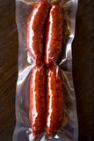 Κόκκινα πικάντικα ισπανικά μεσογειακά chorizo λουκάνικα στο plactic κενό - συσκευασμένο ξύλινο επιτραπέζιο υπόβαθρο στοκ φωτογραφίες με δικαίωμα ελεύθερης χρήσης Κόκκινα πικάντικα ισπανικά μεσογειακά chorizo λουκάνικα στο plactic κενό - συσκευασμένο ξύλινο επιτραπέζιο υπόβαθρο στοκ φωτογραφίες με δικαίωμα ελεύθερης χρήσης