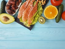 Κόκκινα ψάρια Omega 3, φρέσκια κατάταξη καρυδιών γευμάτων αβοκάντο μπλε σε ξύλινο, υγιή τρόφιμα σύνθεσης στοκ εικόνες Κόκκινα ψάρια Omega 3, φρέσκια κατάταξη καρυδιών γευμάτων αβοκάντο μπλε σε ξύλινο, υγιή τρόφιμα σύνθεσης στοκ εικόνες