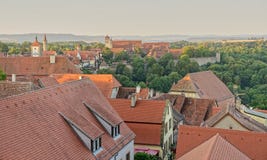 Κόκκινες κεραμωμένες στέγες Rothenberg και του τοπίου κοιλάδων Tauber στοκ εικόνα με δικαίωμα ελεύθερης χρήσης Κόκκινες κεραμωμένες στέγες Rothenberg και του τοπίου κοιλάδων Tauber στοκ εικόνα με δικαίωμα ελεύθερης χρήσης