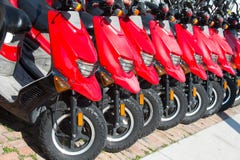 Κόκκινες μηχανικά δίκυκλα ή μοτοσικλέτες για την πώληση ή τη μίσθωση στη σειρά Στοκ Φωτογραφία Κόκκινες μηχανικά δίκυκλα ή μοτοσικλέτες για την πώληση ή τη μίσθωση στη σειρά Στοκ Φωτογραφία