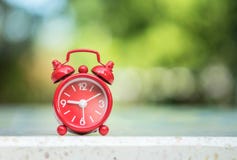 Κόκκινη επίδειξη ξυπνητηριών κινηματογραφήσεων σε πρώτο πλάνο επτά ώρες και δεκαπέντε λεπτά στην οθόνη στο θολωμένο μαρμάρινο υπό Στοκ φωτογραφία με δικαίωμα ελεύθερης χρήσης Κόκκινη επίδειξη ξυπνητηριών κινηματογραφήσεων σε πρώτο πλάνο επτά ώρες και δεκαπέντε λεπτά στην οθόνη στο θολωμένο μαρμάρινο υπό Στοκ φωτογραφία με δικαίωμα ελεύθερης χρήσης
