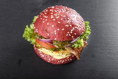 Κόκκινο burger στον πίνακα στοκ φωτογραφία Κόκκινο burger στον πίνακα στοκ φωτογραφία