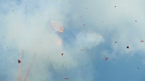 Κόκκινο firecracker εκρήγνυται ενάντια στο μπλε ουρανό απόθεμα βίντεο Κόκκινο firecracker εκρήγνυται ενάντια στο μπλε ουρανό απόθεμα βίντεο