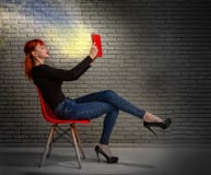 Κόκκινο βιβλίο κοριτσιών στοκ φωτογραφίες Κόκκινο βιβλίο κοριτσιών στοκ φωτογραφίες