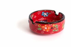 Κόκκινο διακοσμητικό ashtray με τις διακοσμήσεις λουλουδιών στο άσπρο υπόβαθρο στοκ εικόνα Κόκκινο διακοσμητικό ashtray με τις διακοσμήσεις λουλουδιών στο άσπρο υπόβαθρο στοκ εικόνα