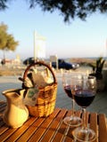Κόκκινο κρασί στην παραλία στοκ εικόνες Κόκκινο κρασί στην παραλία στοκ εικόνες
