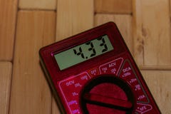 Κόκκινο ψηφιακό μετρώντας πολύμετρο στο ξύλινο πάτωμα Παρουσιάζει 4 33V ή πλήρως φορτισμένη μπαταρία Περιλαμβάνει το βολτόμετρο, στοκ φωτογραφίες Κόκκινο ψηφιακό μετρώντας πολύμετρο στο ξύλινο πάτωμα Παρουσιάζει 4 33V ή πλήρως φορτισμένη μπαταρία Περιλαμβάνει το βολτόμετρο, στοκ φωτογραφίες