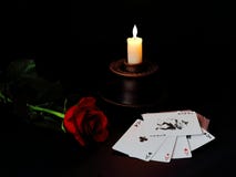 Κόκκινος αυξήθηκε, κεραμικό κηροπήγιο με το κάψιμο των άσπρων κεριών κεριών και μιας γέφυρας των καρτών σε ένα μαύρο υπόβαθρο Συμ στοκ φωτογραφίες με δικαίωμα ελεύθερης χρήσης Κόκκινος αυξήθηκε, κεραμικό κηροπήγιο με το κάψιμο των άσπρων κεριών κεριών και μιας γέφυρας των καρτών σε ένα μαύρο υπόβαθρο Συμ στοκ φωτογραφίες με δικαίωμα ελεύθερης χρήσης