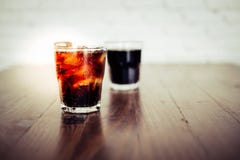 Κόλα κινηματογραφήσεων σε πρώτο πλάνο ή μη αλκοολούχο ποτό Η κρύα κόλα σε ένα γυαλί με τον κύβο πάγου στον ξύλινο πίνακα Το γούστ στοκ φωτογραφίες Κόλα κινηματογραφήσεων σε πρώτο πλάνο ή μη αλκοολούχο ποτό Η κρύα κόλα σε ένα γυαλί με τον κύβο πάγου στον ξύλινο πίνακα Το γούστ στοκ φωτογραφίες