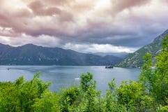 Κόλπος Kotor από τα ύψη Άποψη από το υποστήριγμα Lovcen στον κόλπο Άποψη κάτω από την πλατφόρμα παρατήρησης στο βουνό Lovcen στοκ εικόνες Κόλπος Kotor από τα ύψη Άποψη από το υποστήριγμα Lovcen στον κόλπο Άποψη κάτω από την πλατφόρμα παρατήρησης στο βουνό Lovcen στοκ εικόνες