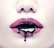 Κόμμα αποκριών makeup, γοτθικό ύφος Μαύρο χρώμα που στάζει από τα χείλια του όμορφου πρότυπου κοριτσιού η μόδα προσώπου ομορφιάς στοκ εικόνες με δικαίωμα ελεύθερης χρήσης Κόμμα αποκριών makeup, γοτθικό ύφος Μαύρο χρώμα που στάζει από τα χείλια του όμορφου πρότυπου κοριτσιού η μόδα προσώπου ομορφιάς στοκ εικόνες με δικαίωμα ελεύθερης χρήσης
