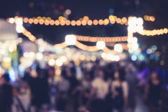 Κόμμα γεγονότος φεστιβάλ με θολωμένο το άνθρωποι υπόβαθρο στοκ εικόνα με δικαίωμα ελεύθερης χρήσης Κόμμα γεγονότος φεστιβάλ με θολωμένο το άνθρωποι υπόβαθρο στοκ εικόνα με δικαίωμα ελεύθερης χρήσης