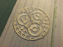 Κύκλος συγκομιδών cornfield κοντά σε Rasiting στοκ εικόνα με δικαίωμα ελεύθερης χρήσης Κύκλος συγκομιδών cornfield κοντά σε Rasiting στοκ εικόνα με δικαίωμα ελεύθερης χρήσης
