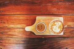 Κύκνος τέχνης καφέ latte στον παλαιό ξύλινο πίνακα Καφετερία, Ταϊλάνδη στοκ φωτογραφία με δικαίωμα ελεύθερης χρήσης Κύκνος τέχνης καφέ latte στον παλαιό ξύλινο πίνακα Καφετερία, Ταϊλάνδη στοκ φωτογραφία με δικαίωμα ελεύθερης χρήσης
