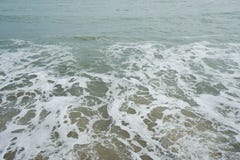 Κύματα θάλασσας στην ακτή Στοκ εικόνες με δικαίωμα ελεύθερης χρήσης Κύματα θάλασσας στην ακτή Στοκ εικόνες με δικαίωμα ελεύθερης χρήσης
