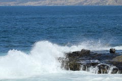 Κύματα που συντρίβουν προς έναν απότομο βράχο στη Λα Χόγια Καλιφόρνια Στοκ φωτογραφία με δικαίωμα ελεύθερης χρήσης Κύματα που συντρίβουν προς έναν απότομο βράχο στη Λα Χόγια Καλιφόρνια Στοκ φωτογραφία με δικαίωμα ελεύθερης χρήσης