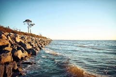 Κύματα που χτυπούν τους βράχους at high tide στοκ εικόνες Κύματα που χτυπούν τους βράχους at high tide στοκ εικόνες