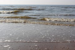 Κύματα της Βόρεια Θάλασσας στο ηλιοβασίλεμα Υγρή άμμος και σαφής ουρανός βραδιού Παραλία της θάλασσας, Οστάνδη, Βέλγιο στοκ εικόνα με δικαίωμα ελεύθερης χρήσης Κύματα της Βόρεια Θάλασσας στο ηλιοβασίλεμα Υγρή άμμος και σαφής ουρανός βραδιού Παραλία της θάλασσας, Οστάνδη, Βέλγιο στοκ εικόνα με δικαίωμα ελεύθερης χρήσης