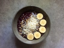 Κύπελλο καταφερτζήδων Açai-τεύτλο-σμέουρων με την καρύδα, φαγόπυρο, φέτες μπανανών στοκ φωτογραφία με δικαίωμα ελεύθερης χρήσης Κύπελλο καταφερτζήδων Açai-τεύτλο-σμέουρων με την καρύδα, φαγόπυρο, φέτες μπανανών στοκ φωτογραφία με δικαίωμα ελεύθερης χρήσης