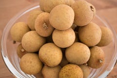 Κύπελλο που γεμίζουν με φρούτα Dimocarpus Longan σωρών στοκ φωτογραφίες Κύπελλο που γεμίζουν με φρούτα Dimocarpus Longan σωρών στοκ φωτογραφίες