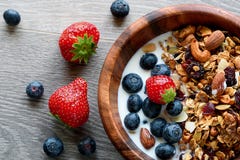 Κύπελλο του υγιούς προγεύματος: granola με το γιαούρτι και τα φρέσκα μούρα στοκ φωτογραφίες Κύπελλο του υγιούς προγεύματος: granola με το γιαούρτι και τα φρέσκα μούρα στοκ φωτογραφίες