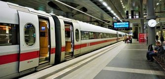 Κύρια πλατφόρμα σταθμών τρένου του Βερολίνου στοκ φωτογραφίες με δικαίωμα ελεύθερης χρήσης Κύρια πλατφόρμα σταθμών τρένου του Βερολίνου στοκ φωτογραφίες με δικαίωμα ελεύθερης χρήσης
