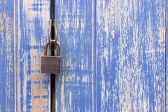 κύριο κλειδί και παλαιά μπλε ξύλινη πόρτα για την κλειδαριά Padlocked στο μπλε wo στοκ εικόνα με δικαίωμα ελεύθερης χρήσης κύριο κλειδί και παλαιά μπλε ξύλινη πόρτα για την κλειδαριά Padlocked στο μπλε wo στοκ εικόνα με δικαίωμα ελεύθερης χρήσης