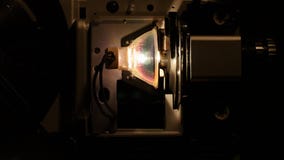 Λάμπα φωτός ενός προβολέα ταινιών 8mm απόθεμα βίντεο Λάμπα φωτός ενός προβολέα ταινιών 8mm απόθεμα βίντεο