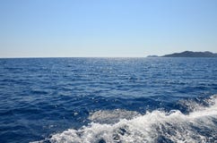 Λάμποντας μπλε Μεσόγειος Άποψη από το γιοτ foamy κύματα στοκ φωτογραφία Λάμποντας μπλε Μεσόγειος Άποψη από το γιοτ foamy κύματα στοκ φωτογραφία