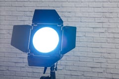 Λάμψη με το στροβοσκόπιο εξοπλισμού φωτογραφιών πορτών σιταποθηκών στη στάση στο θόριο στοκ φωτογραφίες Λάμψη με το στροβοσκόπιο εξοπλισμού φωτογραφιών πορτών σιταποθηκών στη στάση στο θόριο στοκ φωτογραφίες