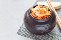 Λάχανο Kimchi Κορεατικό ορεκτικό στο κεραμικό βάζο, οριζόντιος, διάστημα αντιγράφων Στοκ φωτογραφία με δικαίωμα ελεύθερης χρήσης Λάχανο Kimchi Κορεατικό ορεκτικό στο κεραμικό βάζο, οριζόντιος, διάστημα αντιγράφων Στοκ φωτογραφία με δικαίωμα ελεύθερης χρήσης