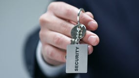 Λέξη ασφάλειας στο keychain στο αρσενικό χέρι κατασκόπων, υπηρεσία σωματοφυλακών προσωπικοτήτων, έννοια απόθεμα βίντεο Λέξη ασφάλειας στο keychain στο αρσενικό χέρι κατασκόπων, υπηρεσία σωματοφυλακών προσωπικοτήτων, έννοια απόθεμα βίντεο