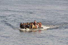 ΛΈΣΒΟΣ, ΕΛΛΑΔΑ στις 12 Οκτωβρίου 2015: Πρόσφυγες που φθάνουν στην Ελλάδα στη dingy βάρκα από την Τουρκία στοκ φωτογραφίες με δικαίωμα ελεύθερης χρήσης ΛΈΣΒΟΣ, ΕΛΛΑΔΑ στις 12 Οκτωβρίου 2015: Πρόσφυγες που φθάνουν στην Ελλάδα στη dingy βάρκα από την Τουρκία στοκ φωτογραφίες με δικαίωμα ελεύθερης χρήσης
