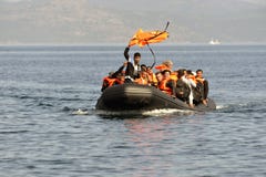 ΛΈΣΒΟΣ, ΕΛΛΑΔΑ στις 12 Οκτωβρίου 2015: Πρόσφυγες που φθάνουν στην Ελλάδα στη dingy βάρκα από την Τουρκία στοκ εικόνες ΛΈΣΒΟΣ, ΕΛΛΑΔΑ στις 12 Οκτωβρίου 2015: Πρόσφυγες που φθάνουν στην Ελλάδα στη dingy βάρκα από την Τουρκία στοκ εικόνες